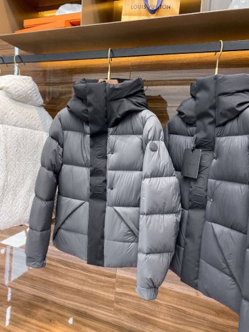 Пуховик Moncler