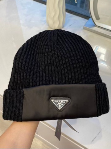 Шапка Prada