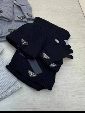 Комплект шапка, шарф, перчатки Prada