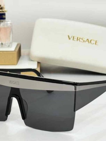 Солнцезащитные очки Versace