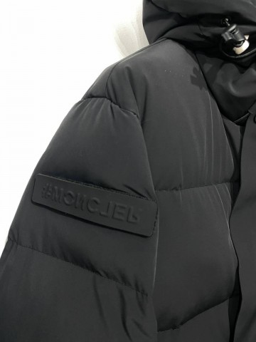Пуховик Moncler