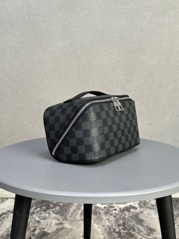 Несессер Louis Vuitton