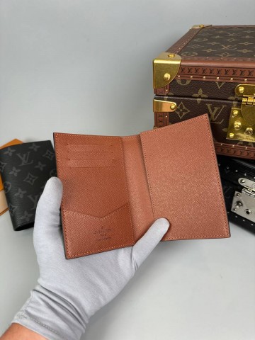 Обложка Louis Vuitton