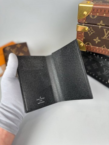 Обложка Louis Vuitton