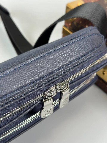Сумка-мессенджер Louis Vuitton