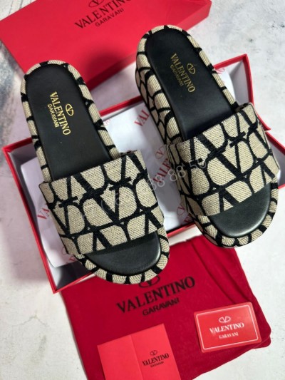 Шлепанцы Valentino