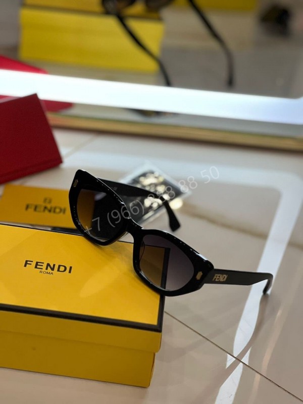 Солнцезащитные очки Fendi