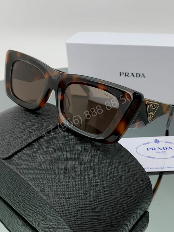 Солнцезащитные очки Prada