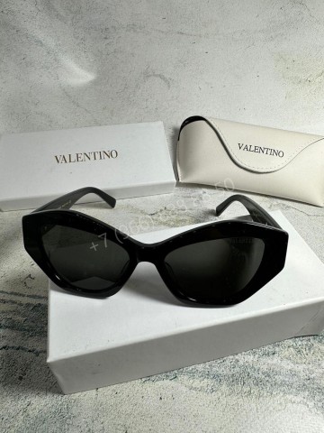 Солнцезащитные очки Valentino