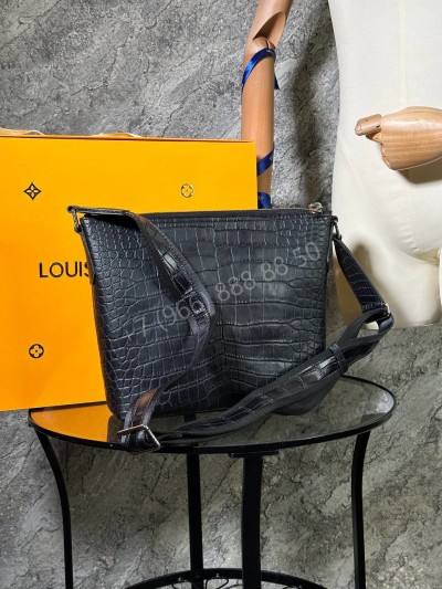 Сумка-мессенджер Louis Vuitton из кожи крокодила