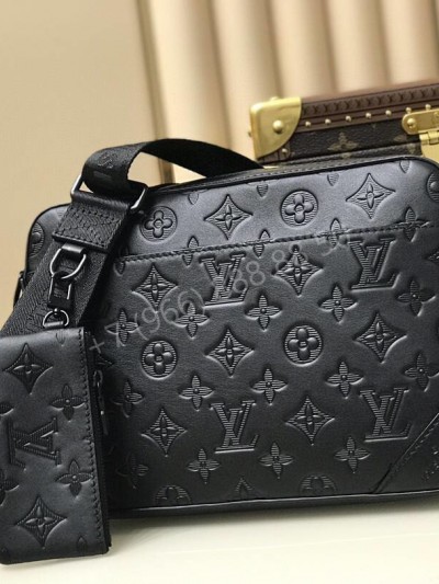 Сумка-мессенджер Louis Vuitton