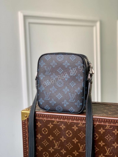 Сумка-мессенджер Louis Vuitton