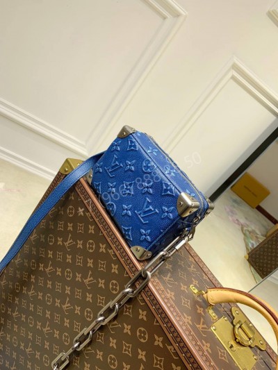 Сумка-мессенджер Louis Vuitton