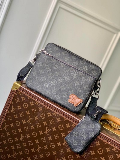 Сумка-мессенджер Louis Vuitton