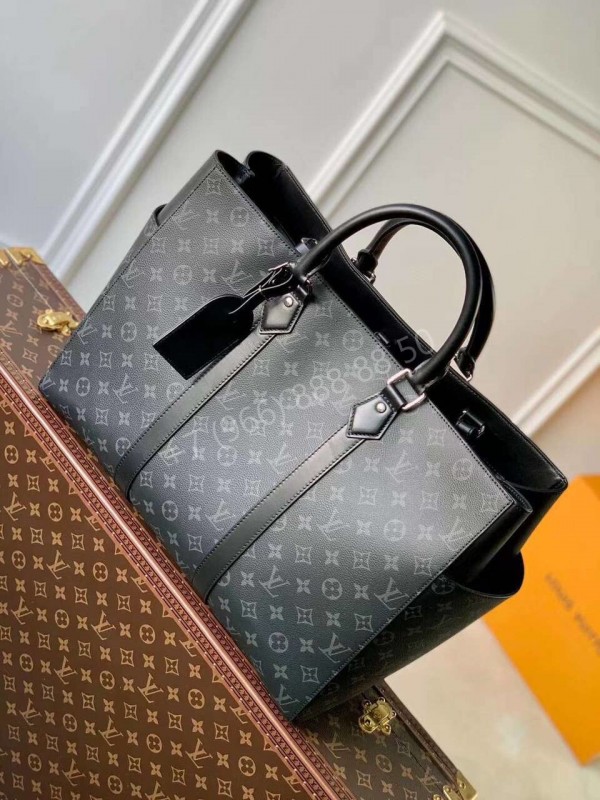 Сумка-мессенджер Louis Vuitton