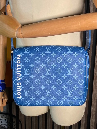 Сумка-мессенджер Louis Vuitton