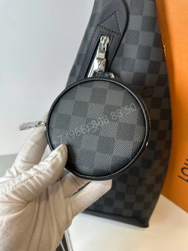 Сумка-слинг Louis Vuitton